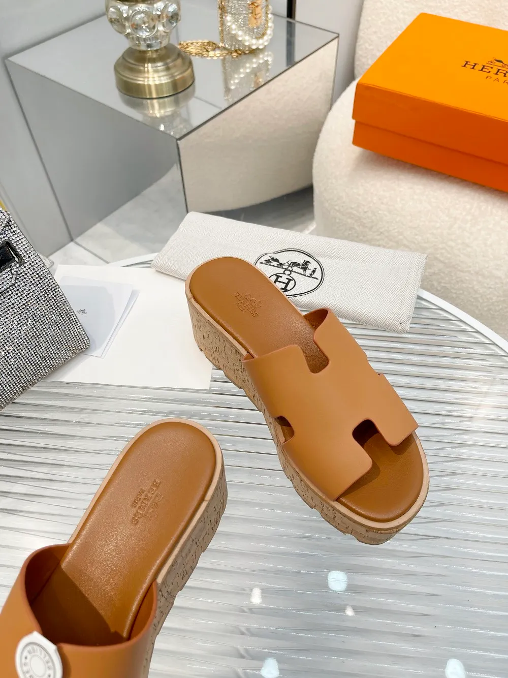 👟👟Ex-factory price 540👟👟 High version of the 2024 spring and summer new HERMES Hermès counter new style. The wedge-heeled Erjiu sandals and slippers, which have been extremely popular recently, are paired with various colorful socks. They are very trendy. Upper: cowhide. Outsole: technological imitation wood sole. Heel height: about 7cm. Size: Female 35-41 (40/41 non-refundable and non-exchangeable)